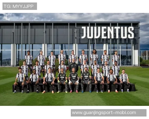 曼联官方社交媒体发布2025-26赛季全家福照男足女足同框合影