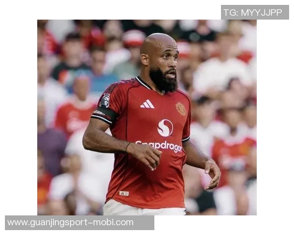 姆伯莫终于领奖英超10月最佳球员奖杯落入手中